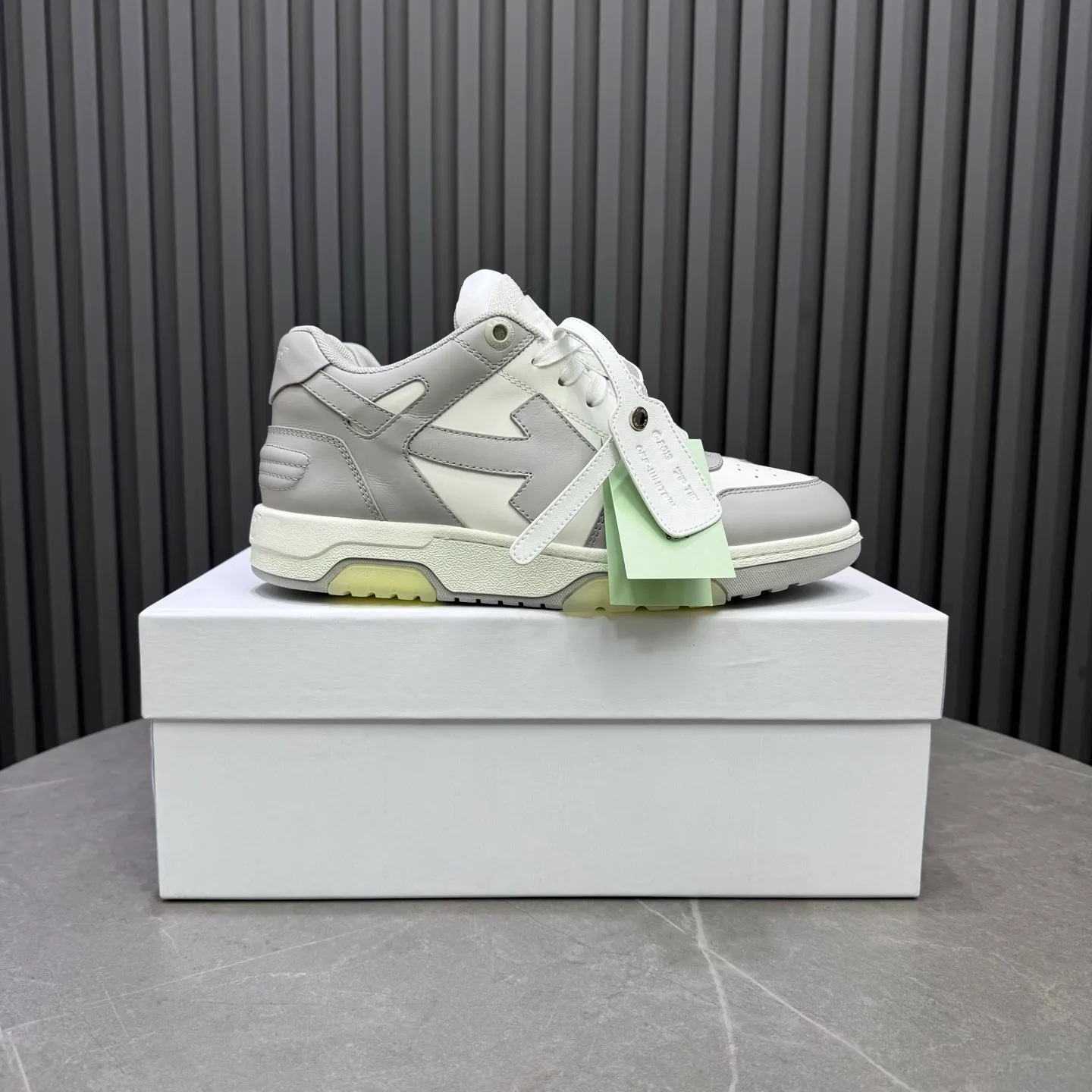 【off- white】P: 620💰Couple model👫, Size: 35-44 (Customized for men 38.45.46) High-quality version👊 "Out of office" series original molding, original lasting, production process 1:1 Original ➰OFF GRAY WHITE OW ➰ First-layer cowhide Imported skin-friendly and environmentally friendly polyester mesh Original molding high elastic and environmentally friendly molding pad Made with the original lasting process. The original molded rubber outsole (never yellows and deforms) has a super correct shape, bright color and strong three-dimensional effect👍. Packaging💯Full set of packaging synchronized with the official website (branded paper, certificate of quality, branded cloth bag)